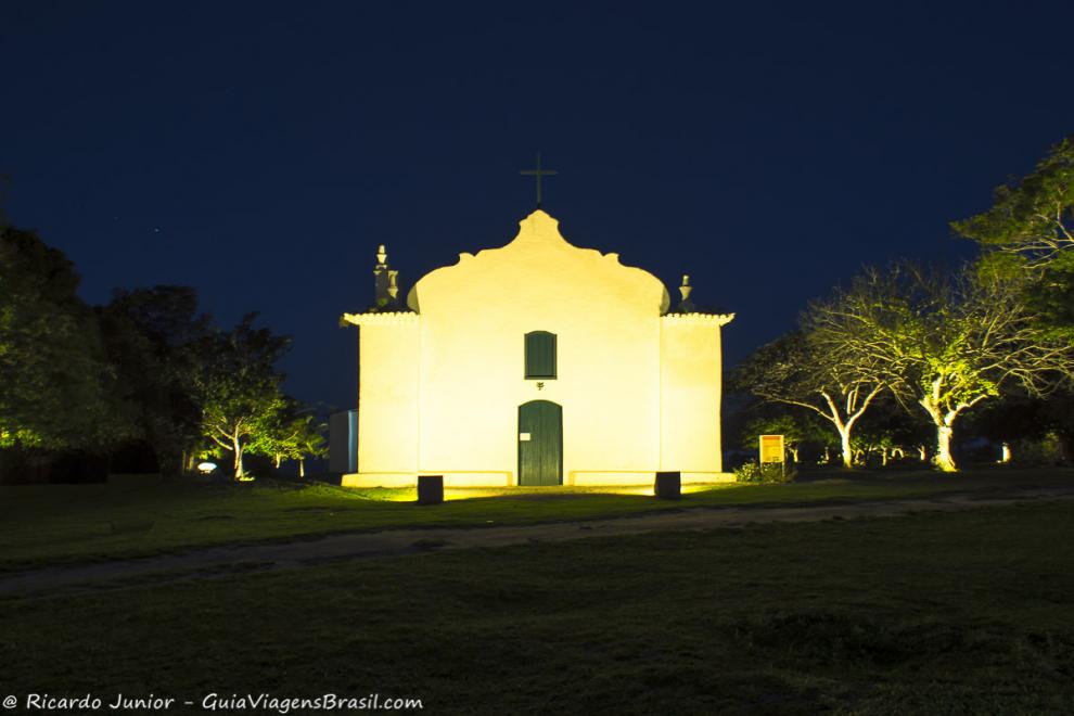 Imagem da noite e a igreja toda iluminada em Quadrado.